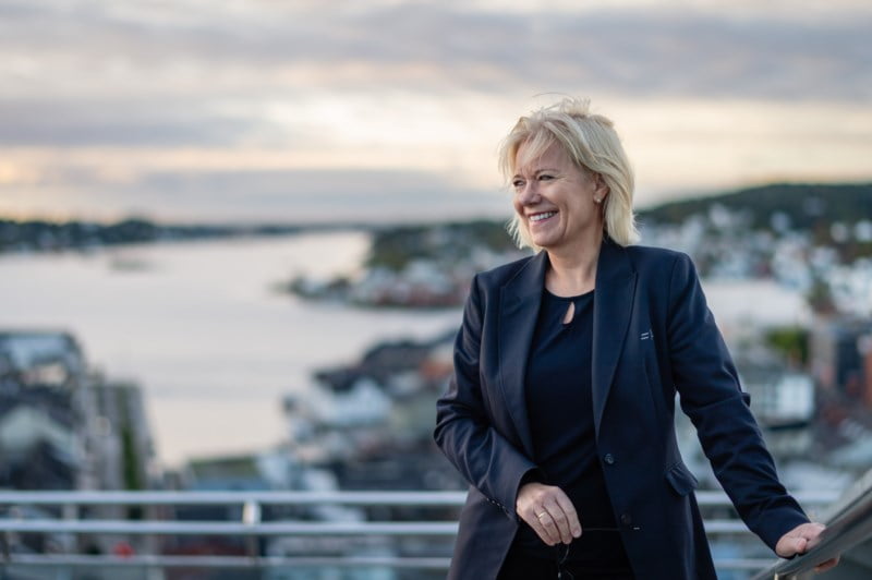 Nina Holte med havet i bakgrunnen