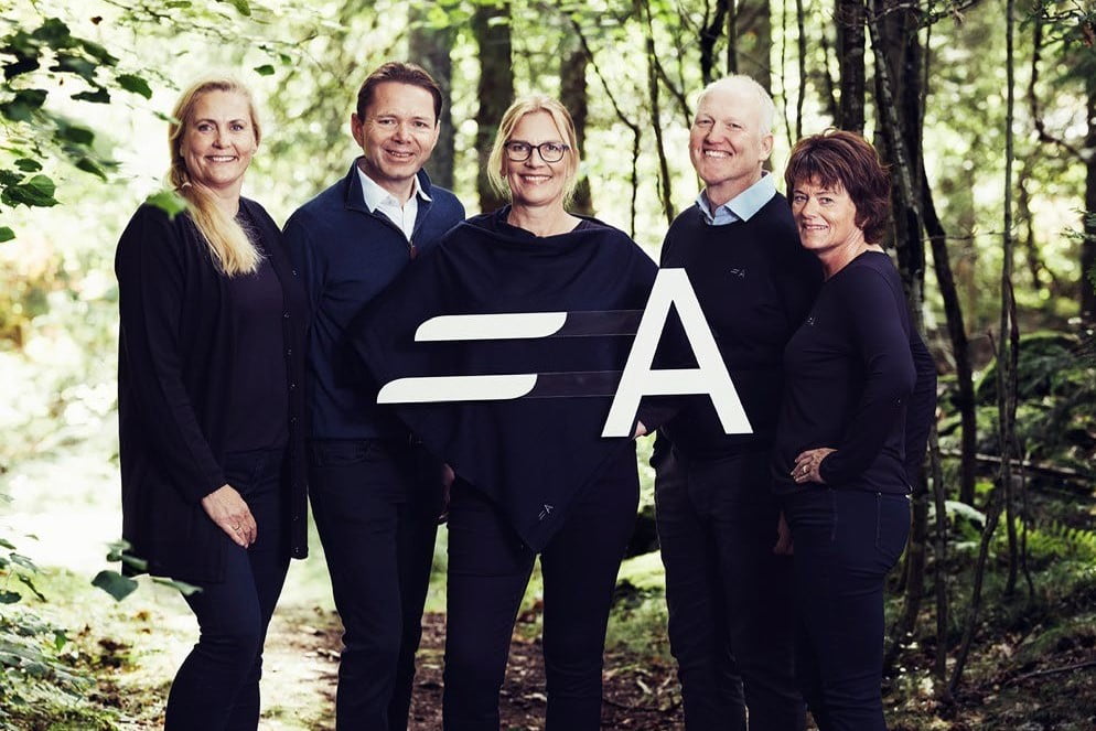 Ansatte i Agder Sparebank står i skogen og smiler