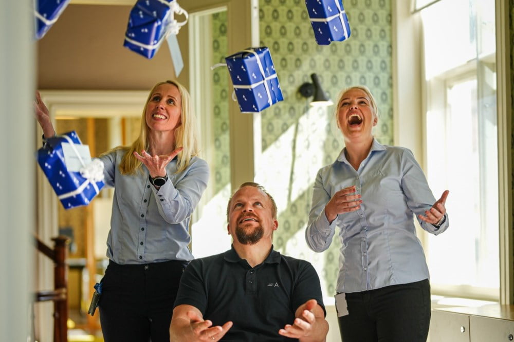 Silje, Torstein og Nina i Agder Sparebank kaster gaver i luften