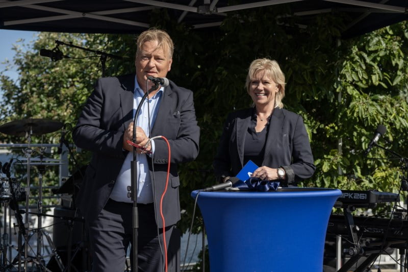 Ansatte i Agder Sparebank på åpningsfesten av kontoret i Grimstad